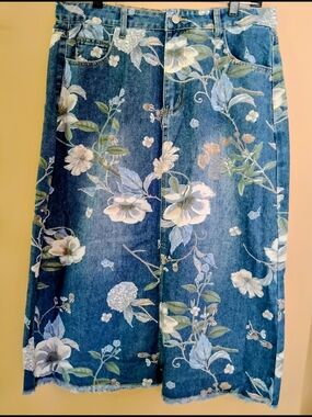 NWT: NEVER Worn. Floral Denim Midi Skirt Featuring Blue, White & Green Blooms.